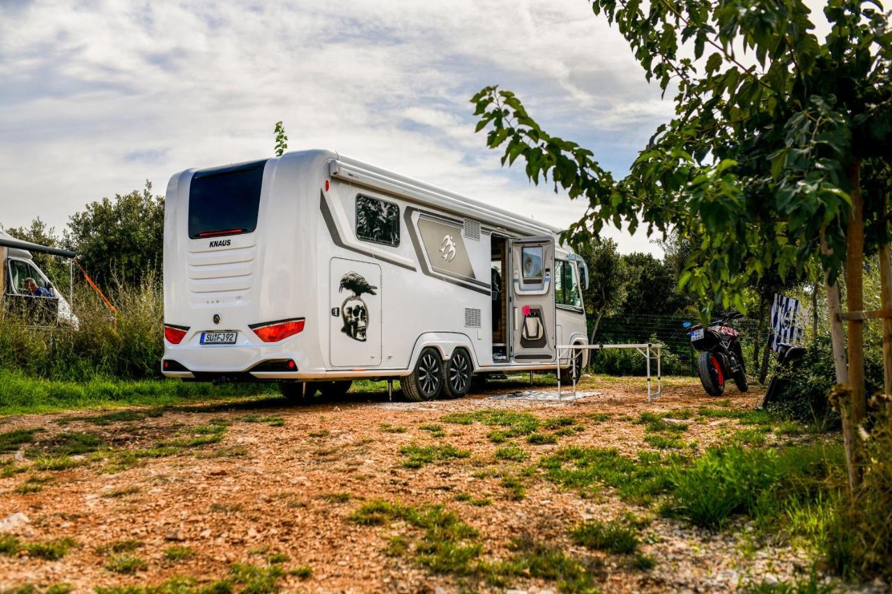 Mobile Homes At Camping Ugljan Resort Екстериор снимка
